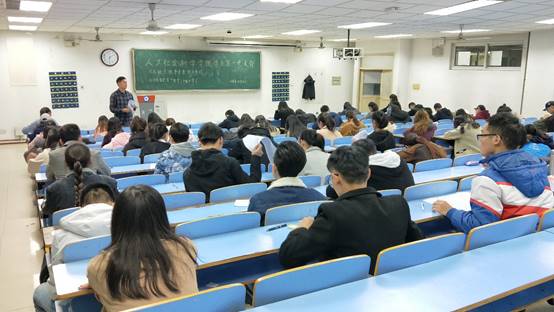 图片包含 室内, 人员, 就坐, 建筑物已生成极高可信度的说明 图片包含 室内, 人员, 就坐, 建筑物已生成极高可信度的说明