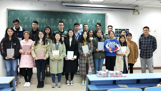 图片包含 人员, 室内, 伪装, 照片已生成极高可信度的说明 图片包含 人员, 室内, 伪装, 照片已生成极高可信度的说明